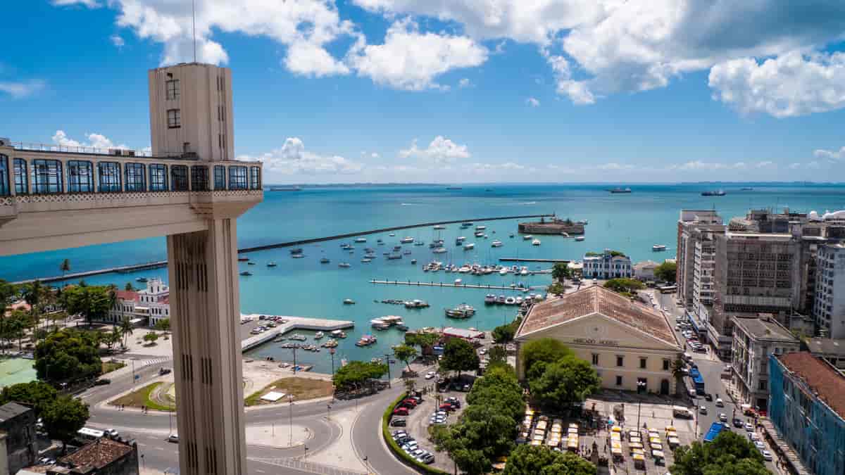Elevador Lacerda in der Oberstadt von Salvador da Bahia mit Blick auf die Unterstadt mit dem Mercado Modelo - im Hintergrund das Forte São Marcelo